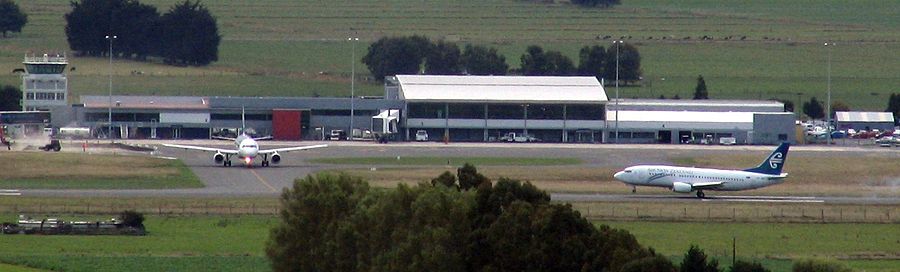 Boeing 737-300 Air New Zealand на взлёте с полосы 21; Airbus A320-200 той же компании ожидает на рулёжной дорожке освобождение полосы. Февраль 2009 года